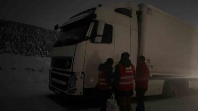 Van’ın Çaldıran ilçesinde bulunan Tendürek Geçidi’nde etkili olan yoğun kar