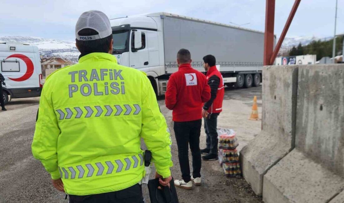 Tunceli’de Türk Kızılay ekipleri trafik uygulama noktalarında görevli polisleri ziyaret