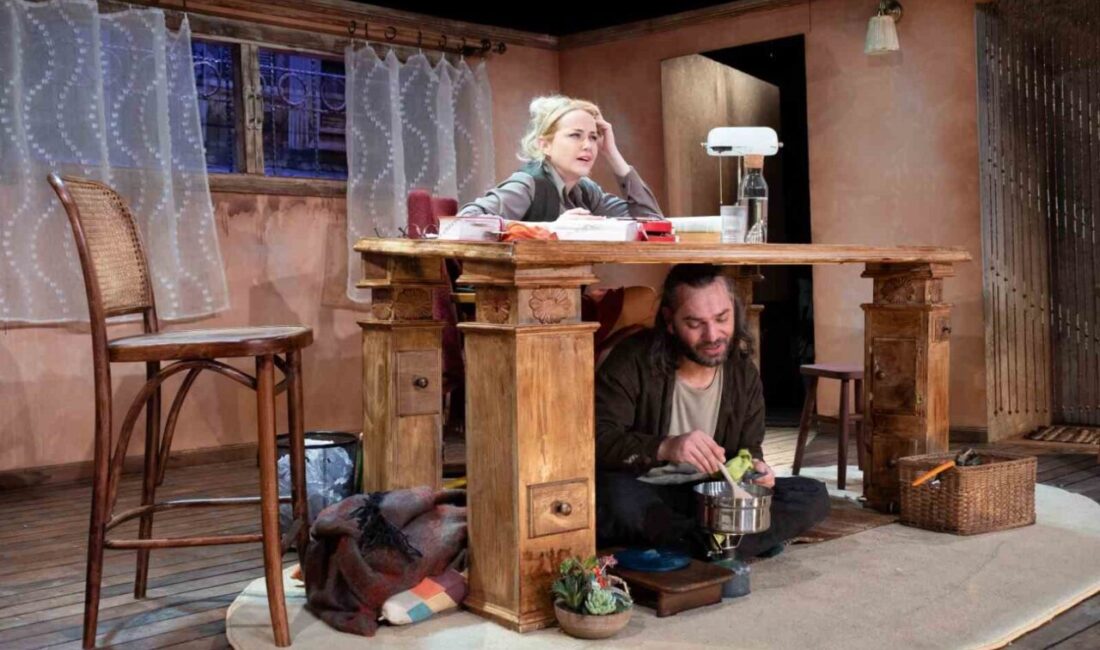 Kocaeli Büyükşehir Belediyesi Şehir Tiyatroları, “Masanın Altında” adlı oyunu Başiskele