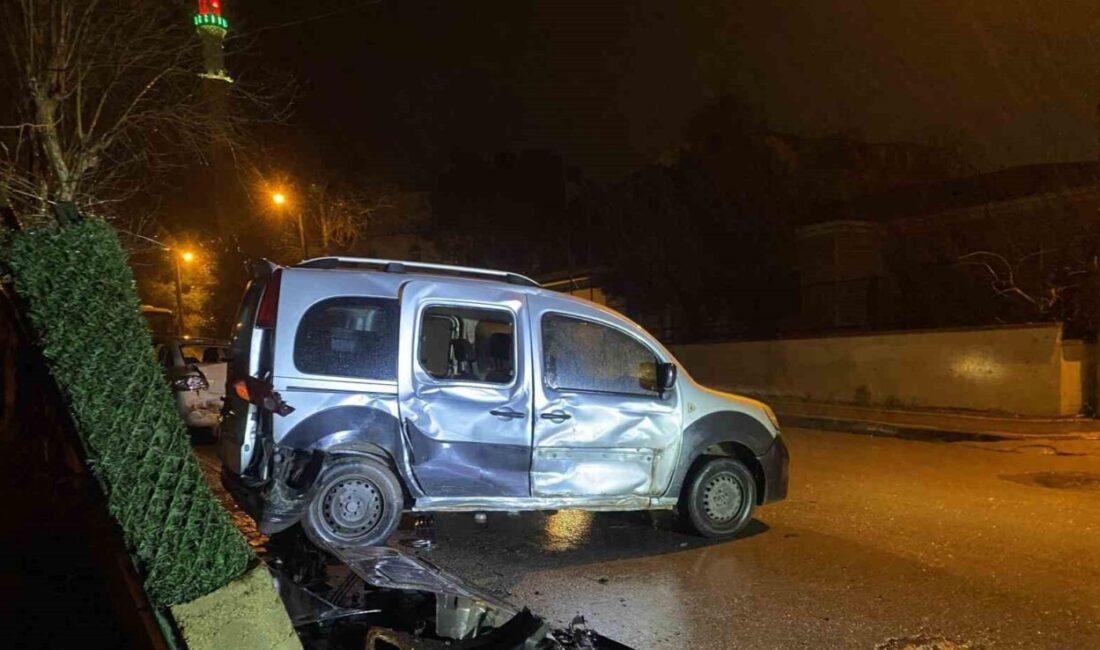 Kocaeli’de minibüs ile hafif ticari aracın çarpışması sonucu meydana gelen