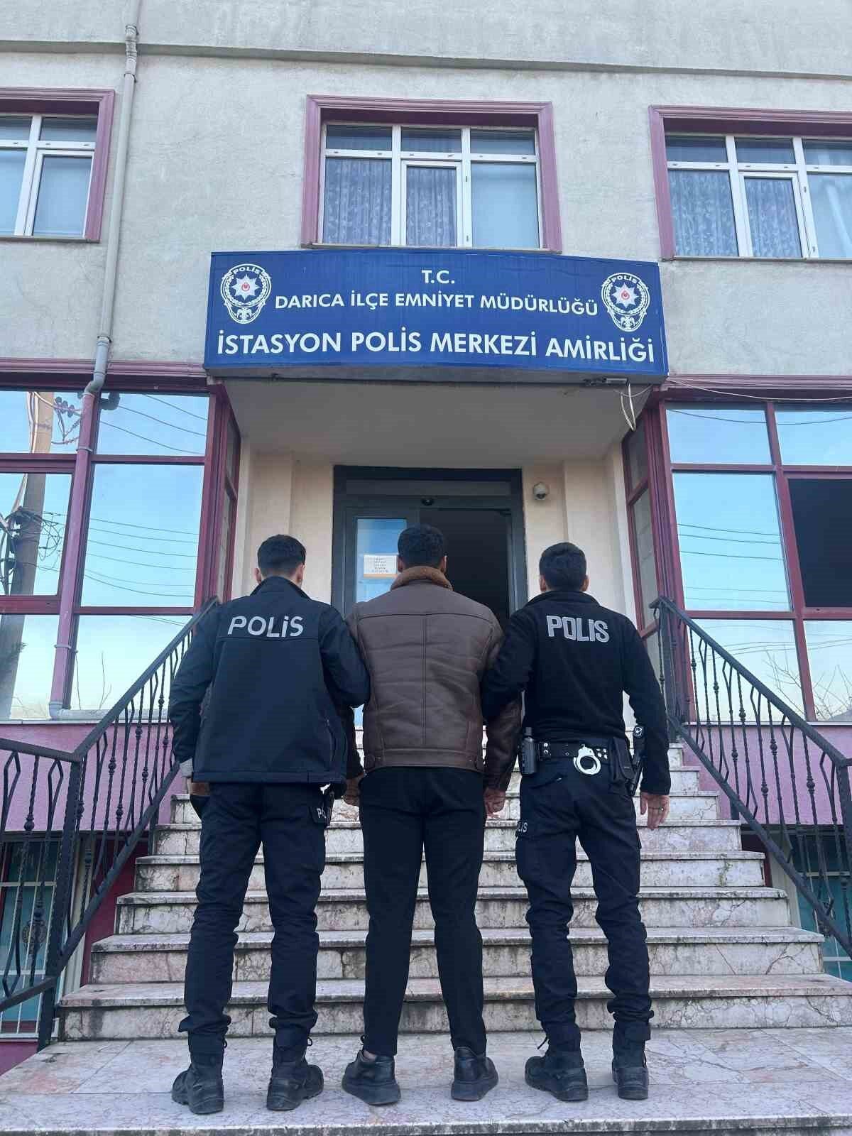 Kocaeli’nin Darıca ilçesinde husumetli olduğu kişiyi karnından bıçaklayan ve demir