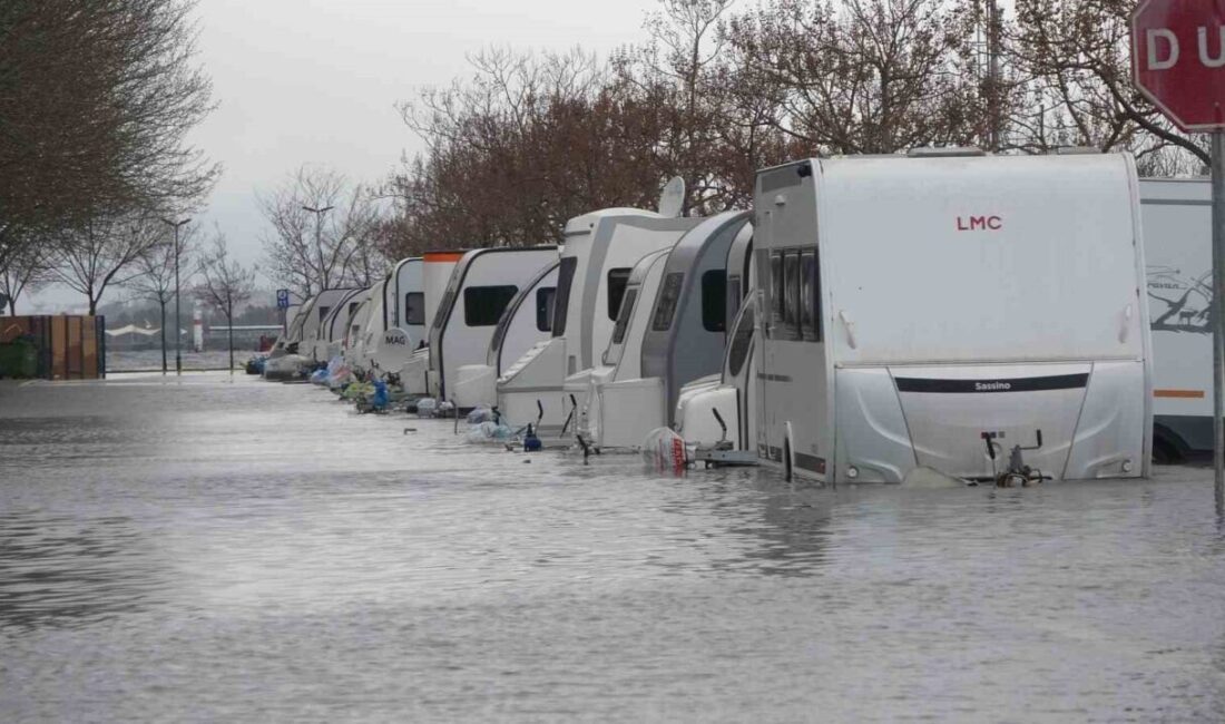 Kocaeli’nin İzmit ilçesinde bulunan açık otopark alanı, etkili olan lodos