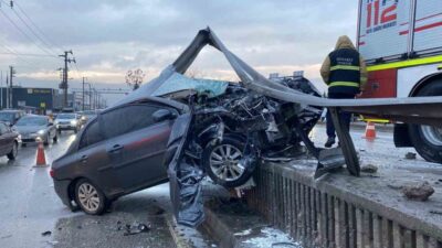 Kocaeli’de yağışlı hava nedeniyle kayganlaşan yolda kontrolden çıkan otomobil, bariyerlere