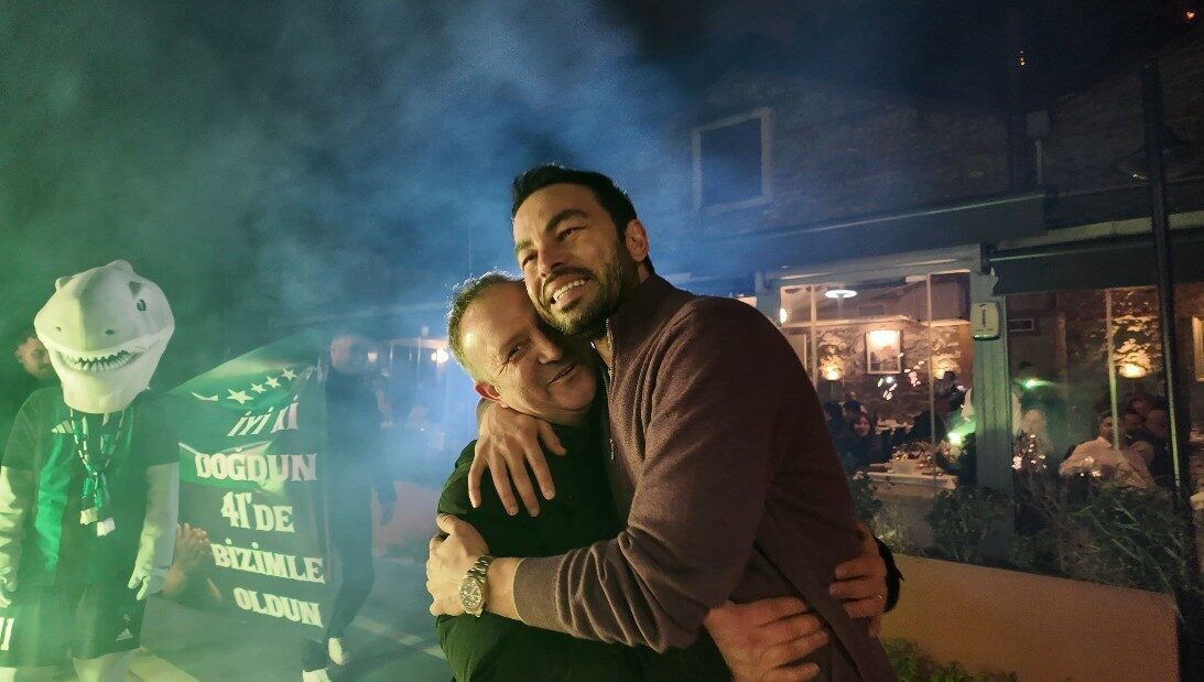 Kocaelisporlu taraftarlar, Teknik Direktör Selçuk İnan’ı şaşkınlığa uğratan doğum günü