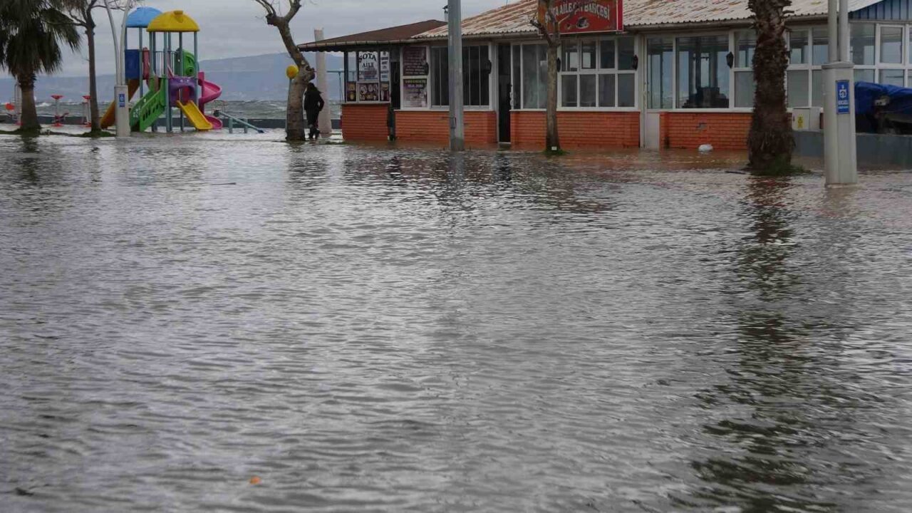 Kocaeli’nin Gölcük ve Başiskele ilçelerinde sabah saatlerinde etkili olan lodos