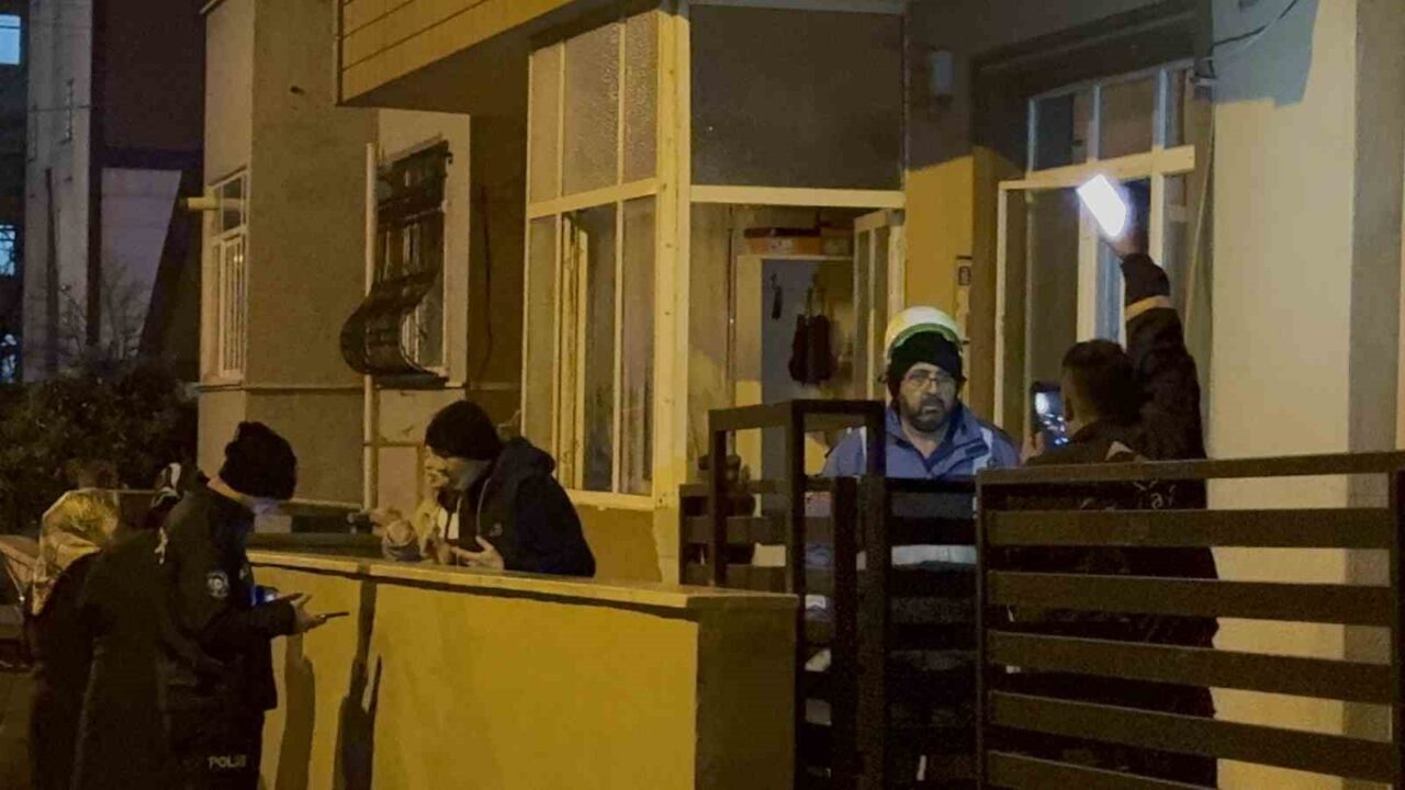 Kocaeli’nin Gebze ilçesinde kombiden çıktığı değerlendirilen yangın, kısa süreli paniğe