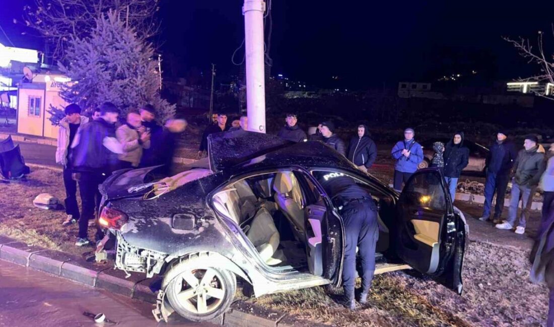 Malatya’da sürücünün kontrolünden çıkan otomobil trambüs direğine çarptı. Kazada sürücü