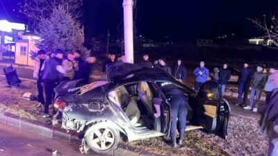 Malatya’da sürücünün kontrolünden çıkan otomobil trambüs direğine çarptı. Kazada sürücü