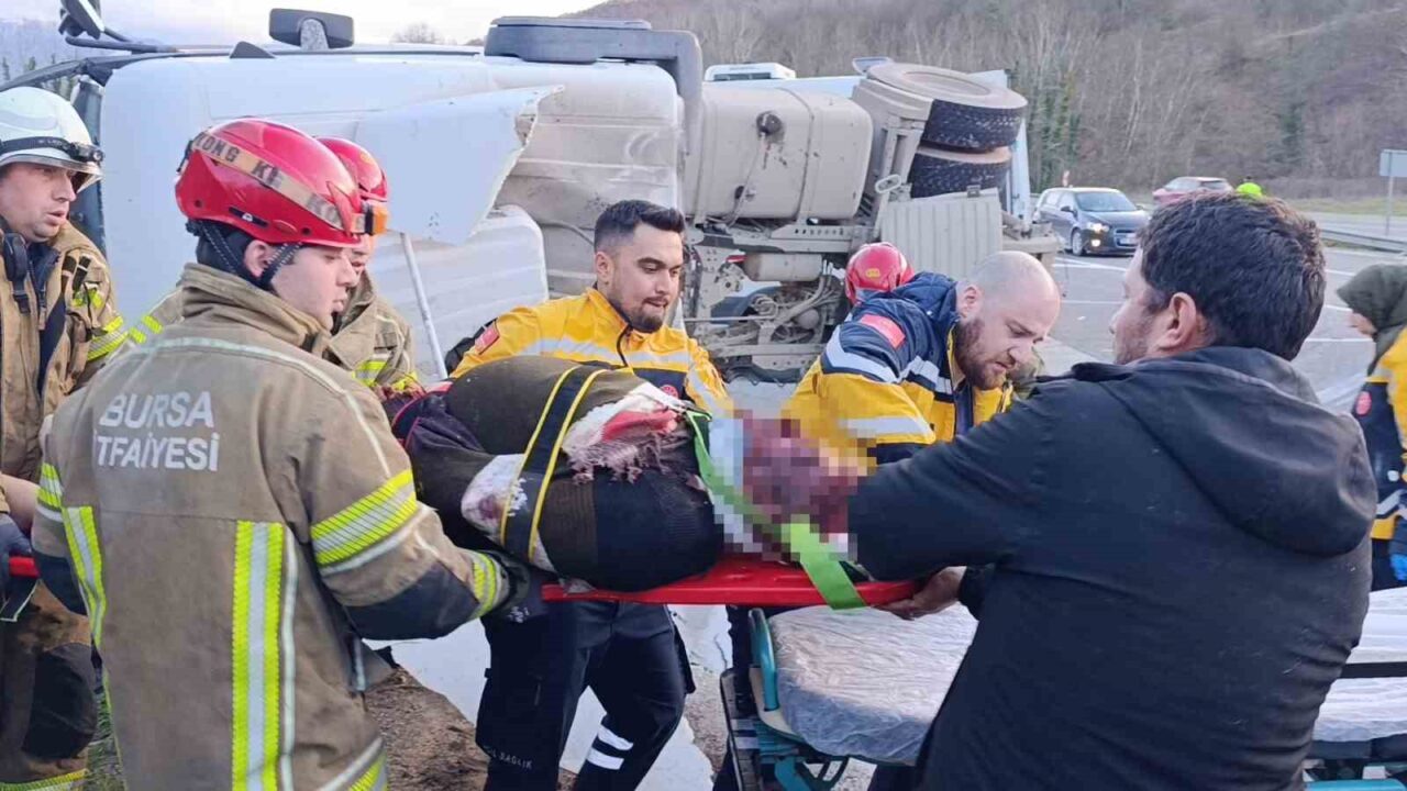 Bursa’nın İnegöl ilçesinde kontrolden çıkan beton tankerinin devrildiği kazada sürücü