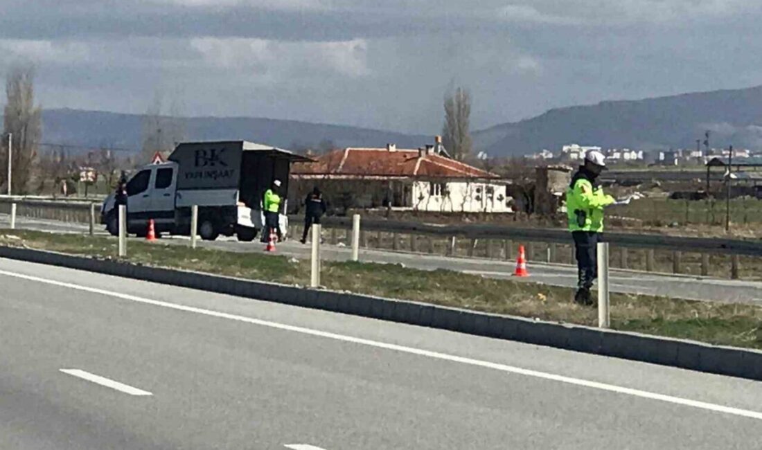 Konya’nın Ereğli ilçesinde sürücüsünün direksiyon hakimiyetini kaybettiği kamyonetin bariyerlere çarpması
