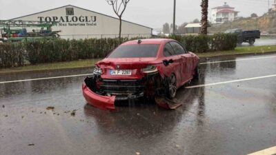 Antalya’nın Gazipaşa ilçesinde yağış nedeniyle kayganlaşan yolda meydana gelen trafik