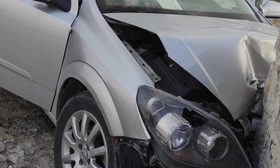 Konya’nın Karapınar ilçesinde sürücüsünün direksiyon hakimiyetini kaybettiği otomobil avlu duvarına