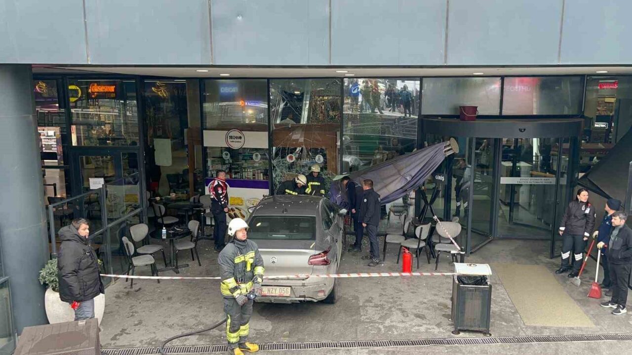 Tekirdağ’ın Çorlu ilçesinde kontrolden çıkan otomobilin başka bir otomobile çarpıp