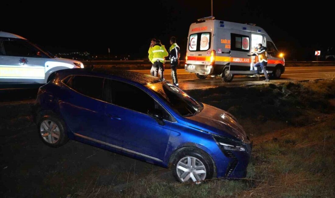 Kırıkkale’de yağmur nedeniyle kayganlaşan yolda kontrolden çıkan otomobil şarampole devrildi.