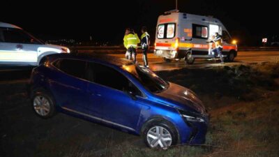 Kırıkkale’de yağmur nedeniyle kayganlaşan yolda kontrolden çıkan otomobil şarampole devrildi.