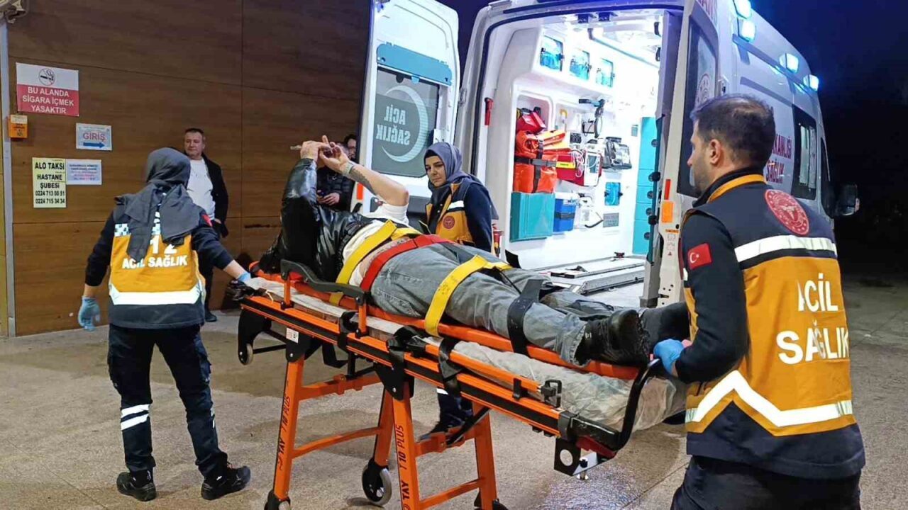 Bursa’nın İnegöl ilçesinde kontrolden çıkan otomobil yaya geçidinden geçen 3