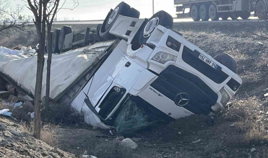 Konya’da sürücüsünün direksiyon hakimiyetini kaybettiği tır şarampole devrildi, kazada 2
