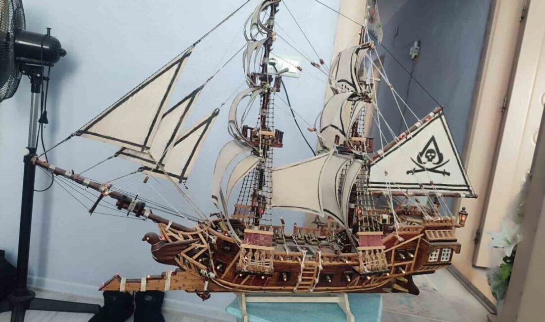 Konuşma ve işitme engelli Aziz Harmancı, atık malzemelerle ortaya koyduğu