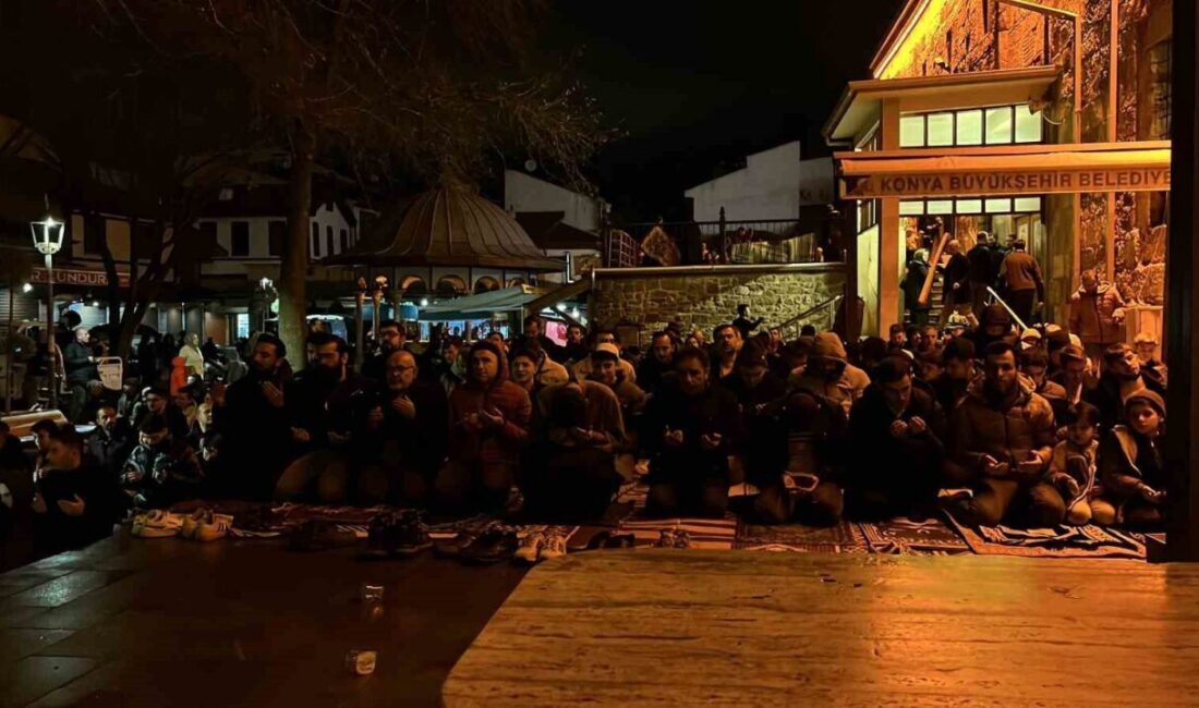 Konya’da Berat Kandili dolayısıyla vatandaşlar camileri doldurdu. Berat Kandili dolayısıyla