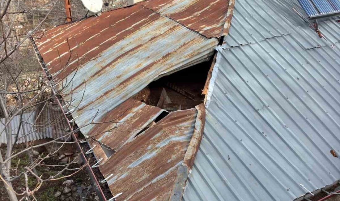 Konya’nın Bozkır ilçesinde dağdan kopan kaya parçası çatıyı delip evin