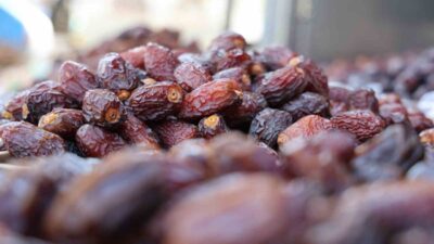 Ramazan ayı boyunca sofraların vazgeçilmezleri arasında bulunan hurma, hem tezgahlarda