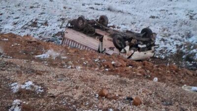 Konya’nın Beyşehir ilçesinde şarampole devrilen kamyonetteki 4 kişi yaralandı. Kaza,