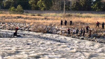 Hatay’da köprüden düşerek derede akıntıya kapılan 10 yaşındaki çocuk hayatını