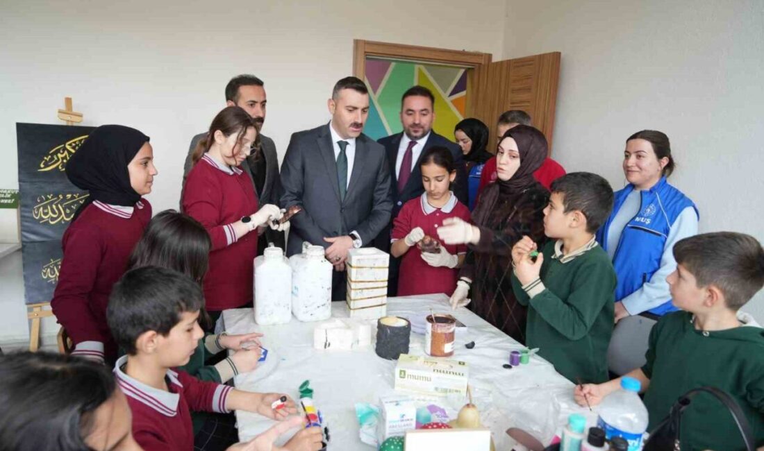 Muş’un Korkut Gençlik Merkezi bünyesinde açılan el sanatları kursuna katılan
