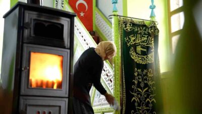 Erzincan’ın Sabırlı köyünde bulunan Sabırlı Köy Camii, Ramazan ayına girilmesiyle