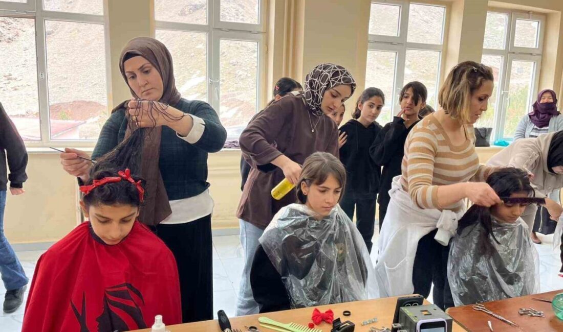 Batman’ın Sason ilçesinde Halk Eğitim Müdürlüğü bünyesinde açılan kuaförlük kursuna