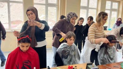 Batman’ın Sason ilçesinde Halk Eğitim Müdürlüğü bünyesinde açılan kuaförlük kursuna