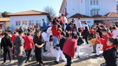 Muğla’nın Köyceğiz ilçesinde öğrenciler, Kaymakam Mert Kumcu’nun talimatı ile okul
