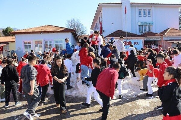 Muğla’nın Köyceğiz ilçesinde öğrenciler, Kaymakam Mert Kumcu’nun talimatı ile okul