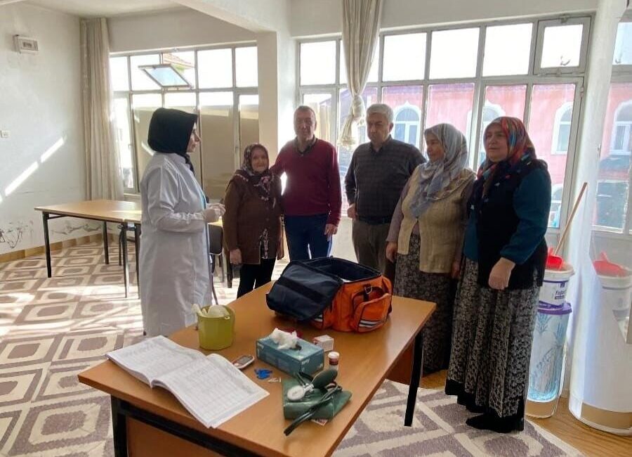 Bartın’da köyde yaşayan vatandaşlara kanser taramalarının önemi hakkında bilgi verilerek,