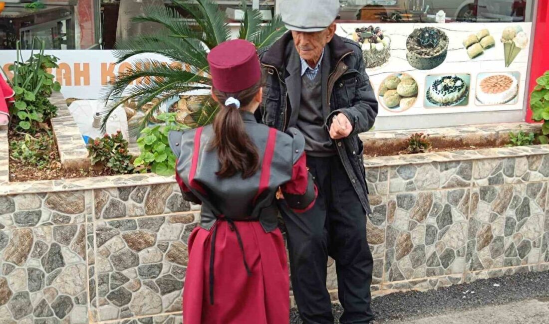 Adana’da bir grup ilkokul öğrencisi, Marif’in Kalbinde Ramazan etkinliği kapsamında
