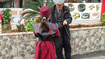 Adana’da bir grup ilkokul öğrencisi, Marif’in Kalbinde Ramazan etkinliği kapsamında