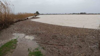 Adana’nın Kozan ilçesinde etkili olan sağanak sonrası Sumbas Çayı taştı.