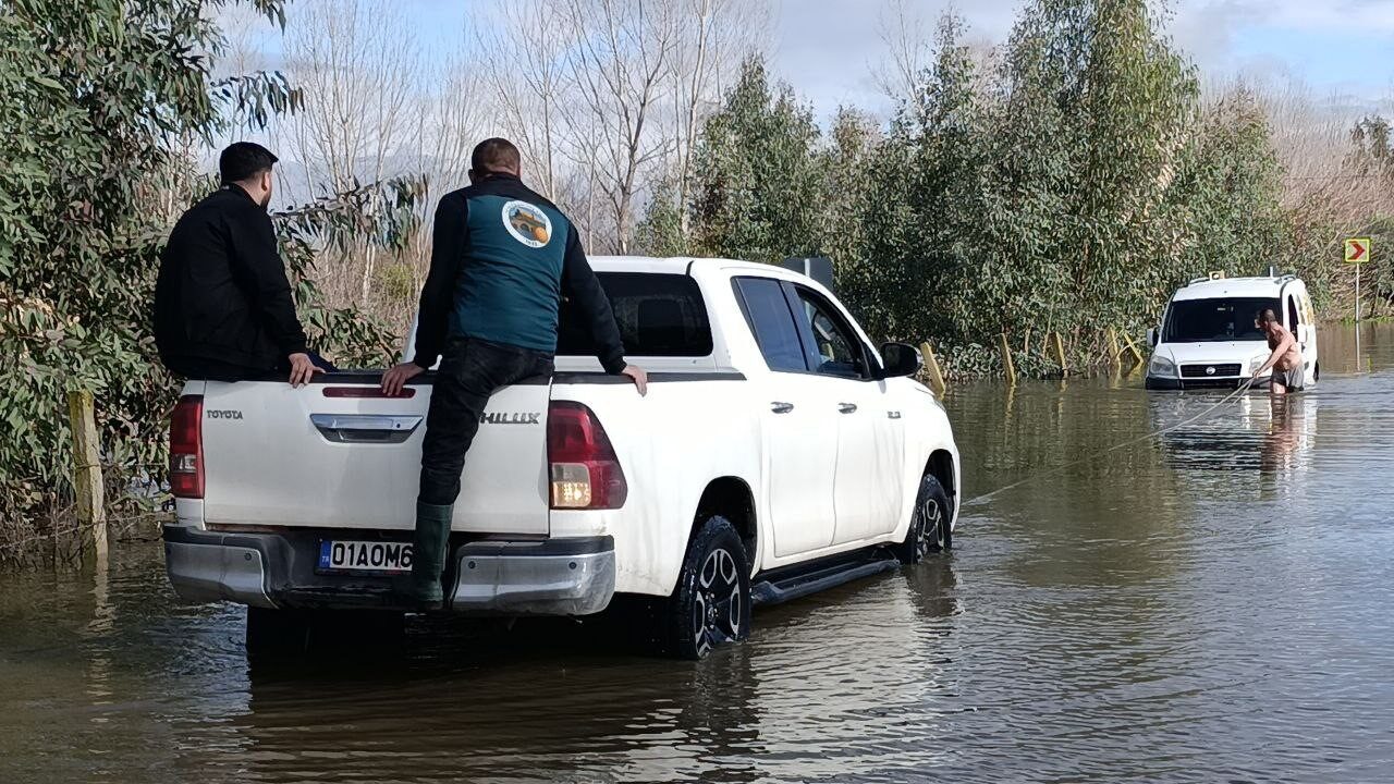 Adana’nın Kozan ilçesinde, sağanak yağış sonrası Bucak Sumbas Çayı’nın taşması