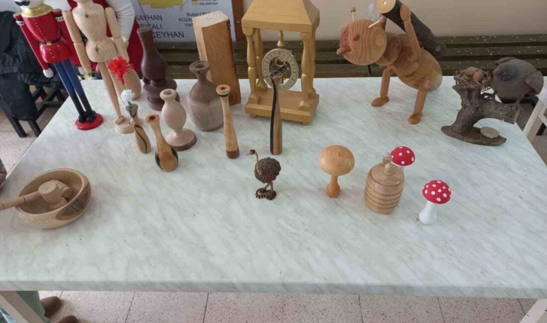 Adana’nın Kozan ilçesinde üniversite öğrencileri, düzenlenen ahşap atölyesi etkinliğiyle hem