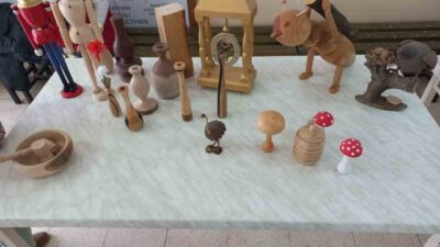 Adana’nın Kozan ilçesinde üniversite öğrencileri, düzenlenen ahşap atölyesi etkinliğiyle hem