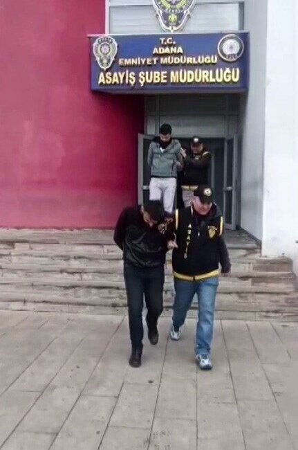 Adana’da maddi sıkıntı yaşayan kişilere, banka bağlantıları olduğunu söyleyerek kredi