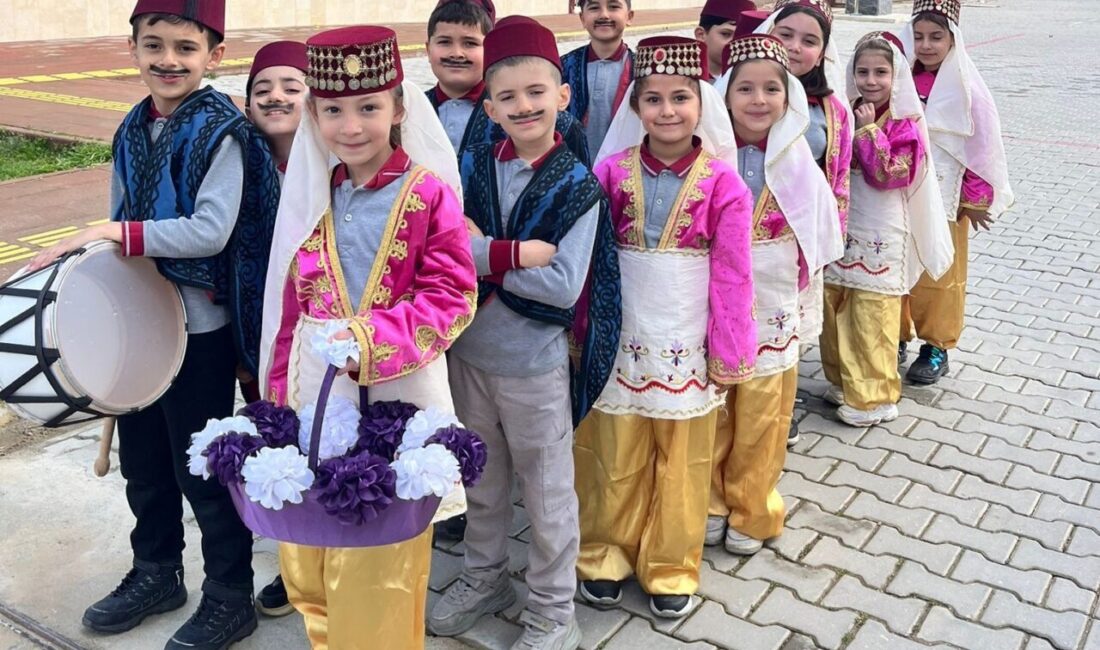 Sarıgöl’de ilkokul öğrencileri sınıftan sokağa çıkarak ramazan manileri söyledi. Öğrencilerin