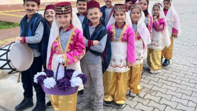 Sarıgöl’de ilkokul öğrencileri sınıftan sokağa çıkarak ramazan manileri söyledi. Öğrencilerin