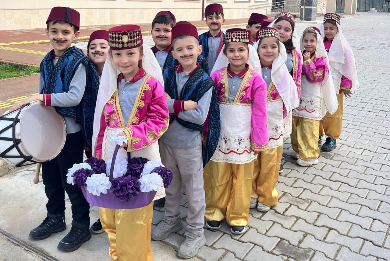 Sarıgöl’de ilkokul öğrencileri sınıftan sokağa çıkarak ramazan manileri söyledi. Öğrencilerin