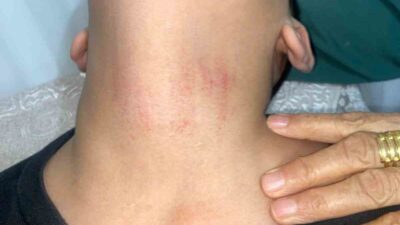 İstanbul Küçükçekmece’de bir ortaokul öğrencisi, yerde gördüğü Türk bayrağını kaldırıp