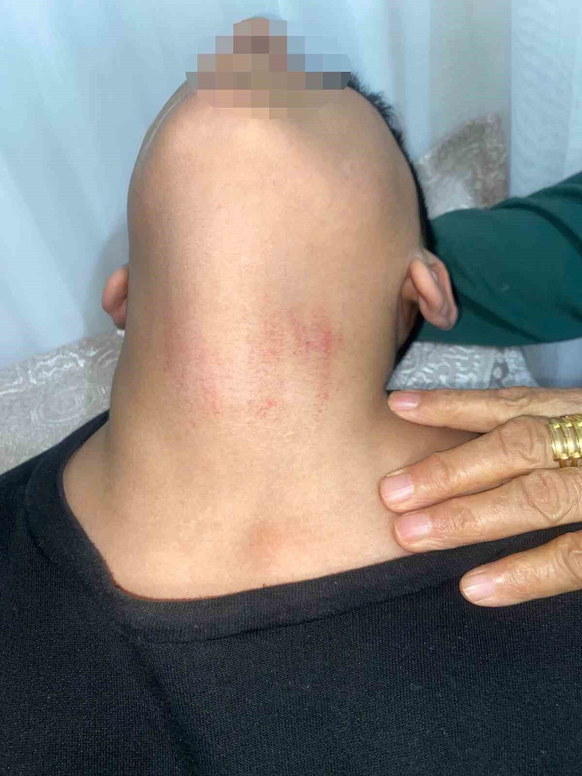 İstanbul Küçükçekmece’de bir ortaokul öğrencisi, yerde gördüğü Türk bayrağını kaldırıp