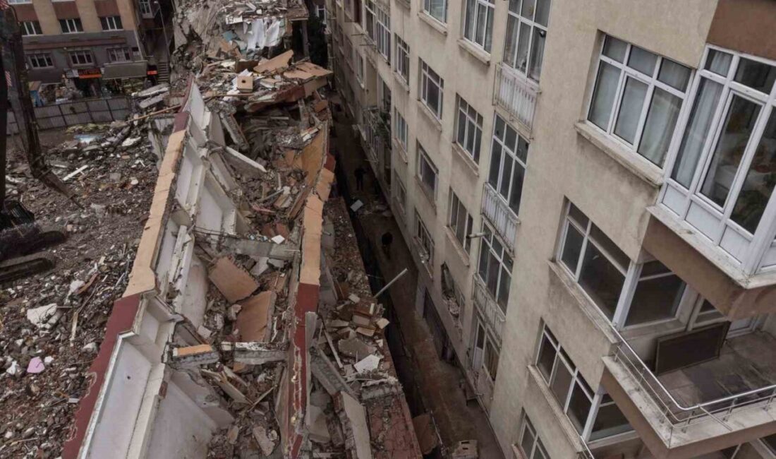 İstanbul Küçükçekmece’de kentsel dönüşüm kapsamında iş makinesi ile yıkımı yapılan