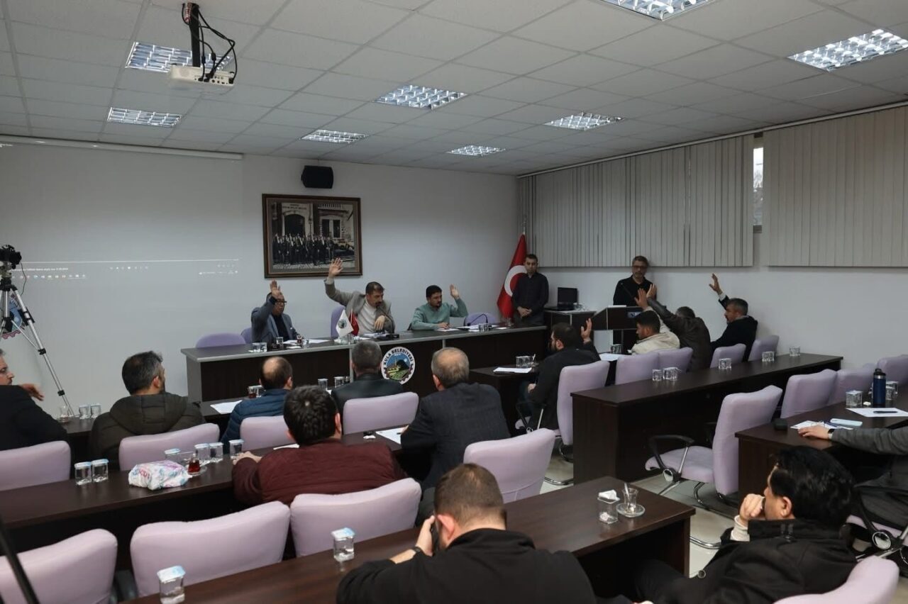Kula Belediye Meclisi’nde, belediyeye ait taşınmazların satışı ve belediye iştiraki