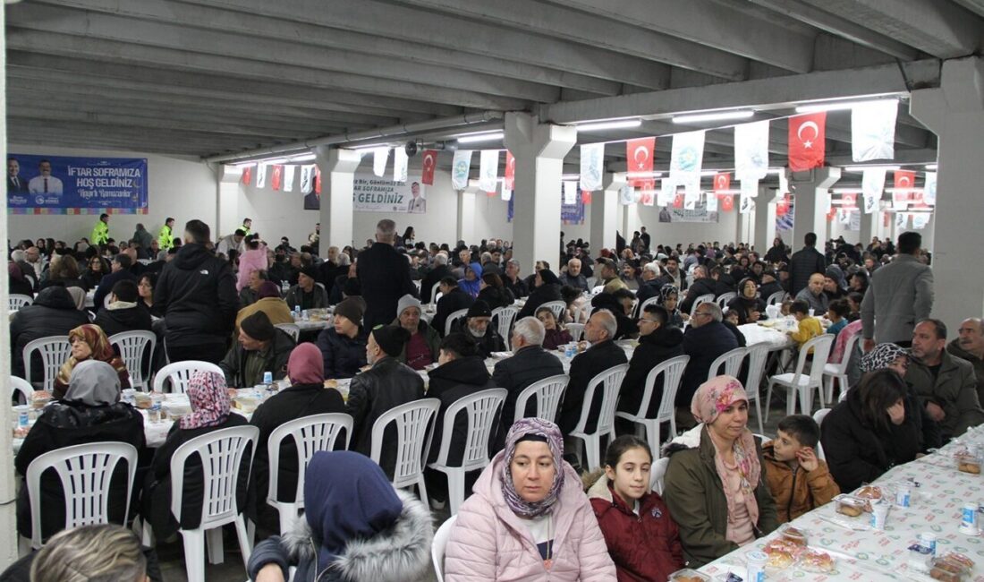 Manisa Büyükşehir Belediyesi tarafından düzenlenen iftar programı, Kula Kapalı Pazaryeri’nde