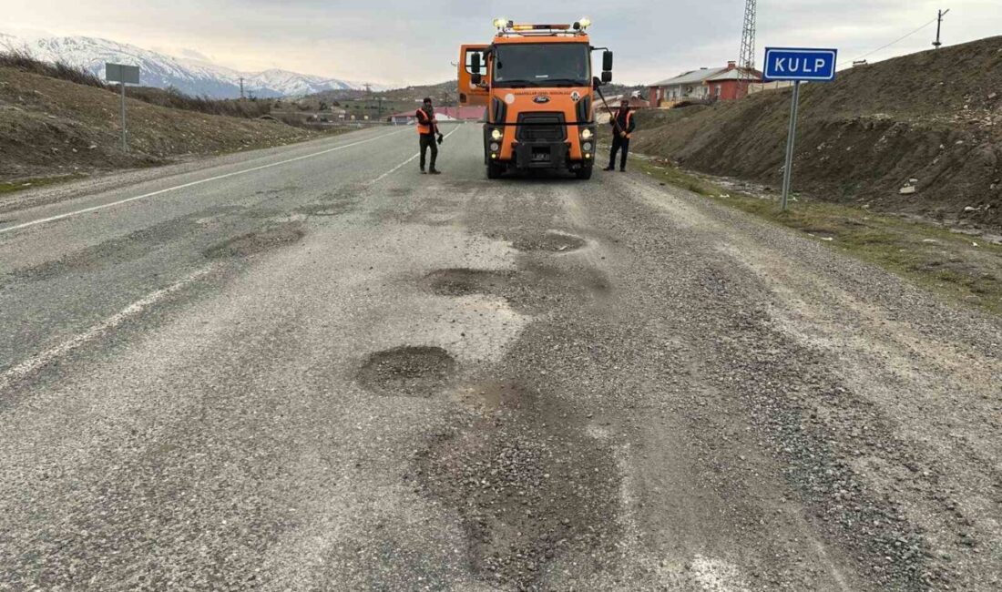 Diyarbakır’ın Kulp ilçesinde kış şartları nedeniyle kara yolunda oluşan çukur